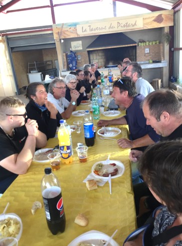 Photo de groupe repas activité club 4x4 Vallée de la Zorn