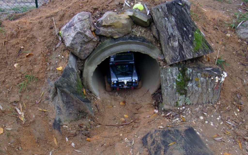 Véhicule radiocommandé sous un tunnel RC Scale-Crawler