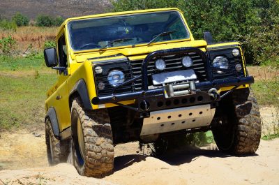 Photo d'un 4x4 jaune